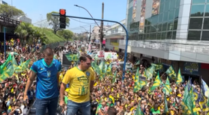 Flávio Bolsonaro diz que pai colocará faixa presidencial nele caso seja eleito