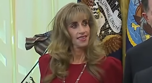 Susan Dell vira alvo de teorias sobre alienígenas após aparecer com Trump