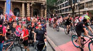 Apoiadores de Lula realizam bicicletaço em frente ao Theatro Municipal de São Paulo