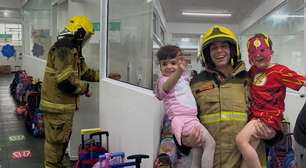 Bombeiro entra em brincadeira do Dia das Crianças e encanta filhos ao ir à escola de uniforme