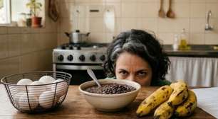 Gordura no fígado: ovo, banana e feijão fazem parte da rotina de muita gente, mas será que precisam sair do prato após o diagnóstico?