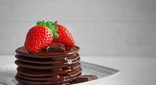 Panqueca de chocolate com morangos: fácil, fofinho e sem complicação