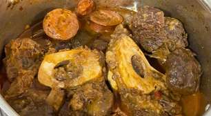 Carne de panela de pressão com ossobuco e linguiça bem suculenta e macia, de lamber os beiços