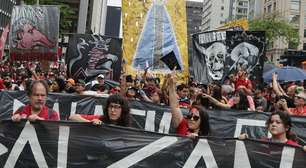 Cartazes religiosos e imagens de Nossa Senhora marcam manifestação pró-Lula em SP
