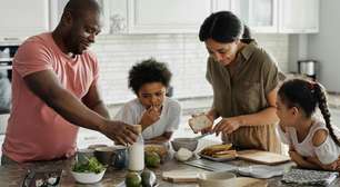 Ensinando a criança a cozinhar: crie memórias especiais e dê autonomia ao seu filho
