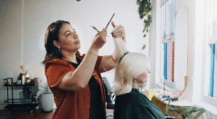 Cortar as pontas pode deixar o cabelo mais volumoso? Entenda o que causa essa impressão