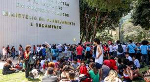 O que Flávio Bolsonaro e Lula propõem sobre o funcionalismo público