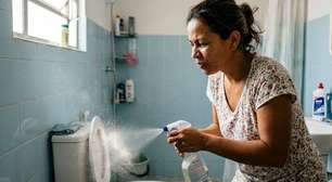 Você borrifa um produto de limpeza, o spray se espalha e você respira. O que pode ocorrer nos pulmões sem que perceba?