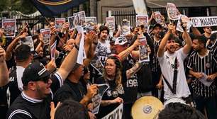 Torcedores do Corinthians protestam em frente no Parque São Jorge e pedem 'intervenção judicial já'