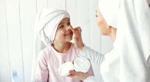 As meninas estão atingindo a puberdade cada vez mais cedo, e a ciência aponta os cosméticos e perfumes como um dos culpados