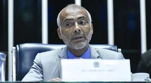 Romário curte balada com loira de 26 anos