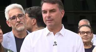 Flávio Bolsonaro faz primeira visita a Jair Bolsonaro após fim de restrições do STF