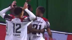 Athletico-PR goleia Chapecoense e assume 3º lugar do Brasileirão