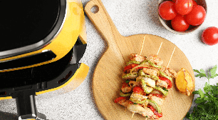 Quer um almoço rápido e saudável? Veja 5 receitas de frango na air fryer