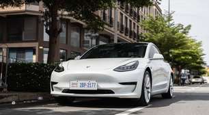 O que acontece se você engatar a ré com um carro elétrico em movimento