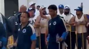 Cruzeiro desembarca em BH sob forte protesto de torcedores após derrota para o Bragantino