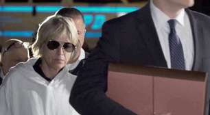 Atriz Selma Blair é acusada formalmente de agressão após incidente com comissários em avião