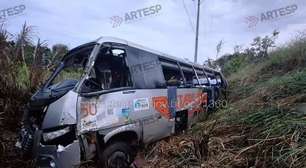 Micro-ônibus é fechado por caminhão, cai em ribanceira e deixa 3 mortos em SP