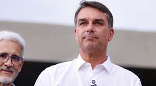 Flávio Bolsonaro visita o pai pela primeira vez após autorização de Moraes