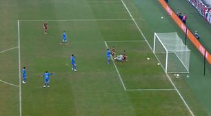 Partida da 'Série B' da China viraliza após lance bizarro com dois gols ao mesmo tempo; veja o vídeo