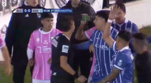Árbitro desmarca pênalti após jogadores mostrarem lance em celular durante jogo na Argentina