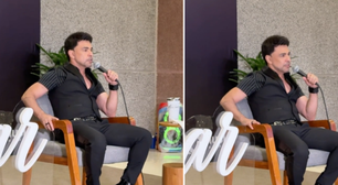 Zezé di Camargo revela que já esqueceu letra de música em show: 'Acontece com muitos artistas'