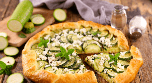 Quer um jantar leve e saudável? Aprenda esta torta de abobrinha com queijo feta