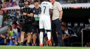 Irritado, Mourinho volta a disparar contra arbitragem após expulsão de Vini Jr