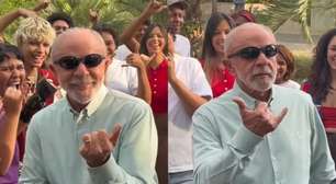 Lula surpreende ao usar óculos futuristas em vídeo com jovens durante campanha eleitoral
