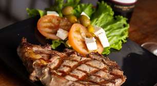 Algumas pessoas dizem que comer muita proteína é péssimo. O problema é que não se pode generalizar em nutrição
