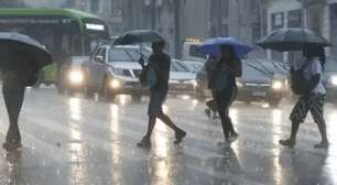 Chuva intensa em São Paulo causa alagamentos, inunda o Terminal Bandeira e afeta o metrô