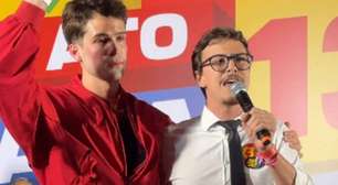 Filho de Leonardo, João Guilherme sobe ao palco em ato pró-Lula e é ovacionado: "Direito de existir sem medo"