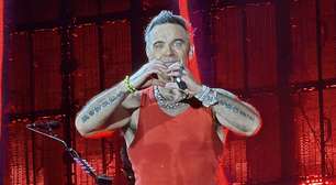 Robbie Williams canta 'Wonderwall' e faz piada com Noel Gallagher em show no Brasil