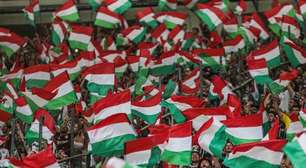Torcida do Fluminense prepara festa com bandeiras no Maracanã