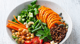 Saladas proteicas: 5 receitas com proteínas vegetais para o almoço