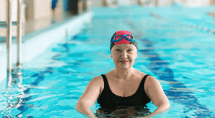 Dor nos joelhos ou nas costas? Veja 5 exercícios para fazer na piscina