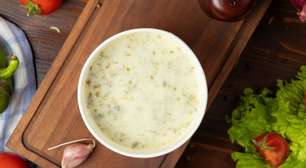 Molho cremoso de iogurte e ervas para saladas que transforma qualquer prato em uma refeição irresistível