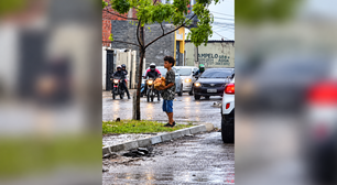 Menino vende paçocas para comprar comida e ganha R$ 1 mil de influenciador
