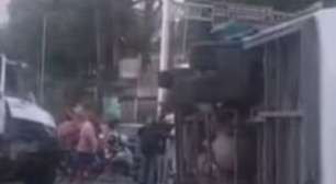 Caminhão desgovernado bate em ônibus na PE-15 e deixa ao menos nove feridos em Paulista