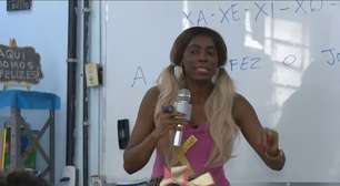 Professora do Rio usa fantasias de super-heróis e personagens infantis para alfabetizar alunos e vence prêmio nacional