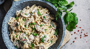 Esta receita de espaguete cremoso com cogumelos é a opção perfeita para um jantar rápido e delicioso