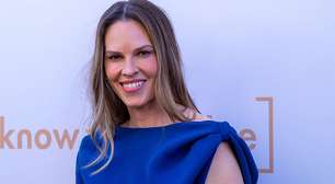 Atriz Hilary Swank anuncia gravidez do terceiro filho aos 52 anos