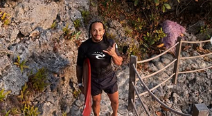 Lewis Hamilton surfa em Bali durante folga da F1; veja vídeo
