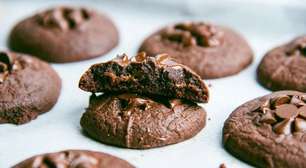 Para sair do pão de todos os dias, este biscoito de aveia e cacau ganha espaço à mesa
