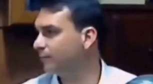 Flávio Bolsonaro retoma polêmica após declaração sobre filho gay e beijo entre homens: "Viadinho"