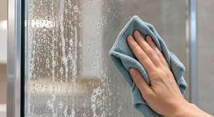 Especialistas em limpeza revelam a receita caseira perfeita para tirar o calcário do box do banheiro: 120 ml de vinagre branco, 60 ml de detergente e 120 ml de água