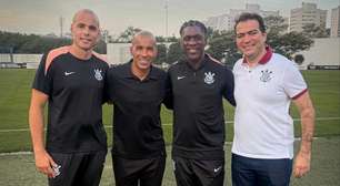 Ídolo do clube, Emerson Sheik marca presença em treino do Corinthians