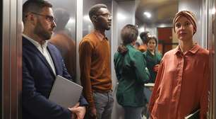 Dar "bom dia" no elevador vai além da educação; veja os impactos na sua saúde mental