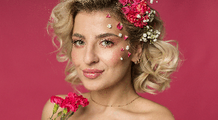 Da passarela à rotina: como incorporar cores e flores à produção de beleza