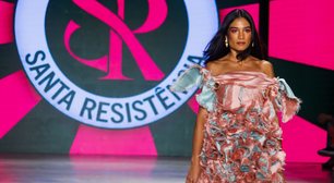 Santa Resistência samba com a Mangueira em todas as possibilidades de verde e rosa na passarela do SPFW